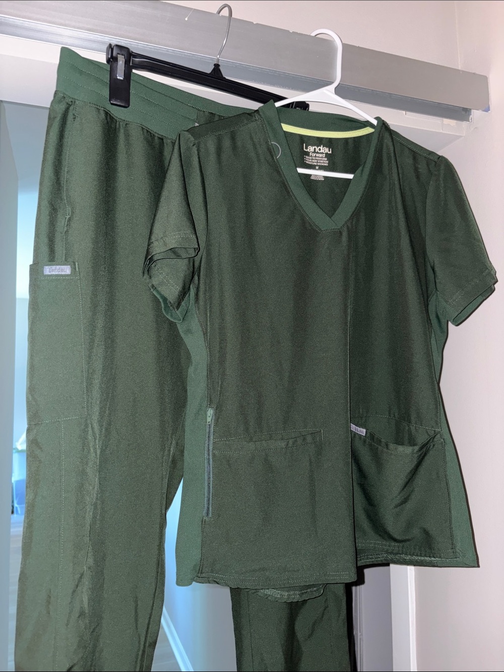 Landau Women’s V-Neck Scrub Set - Forest Green
*TOP IS MEDIUM, BOTTOMS ARE LARGE